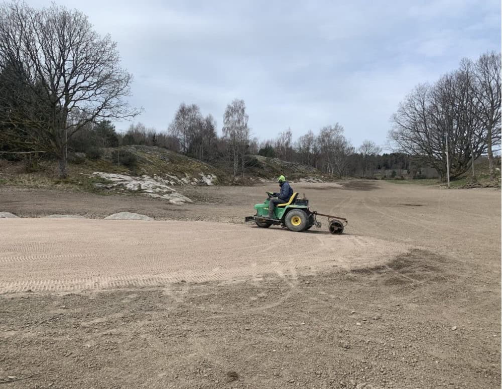 16 - Greenerna ringvältades efter sådd